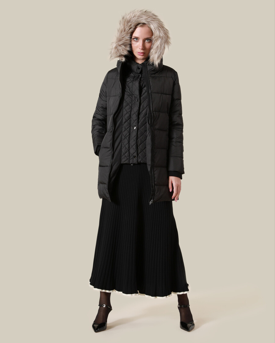 chaqueta acolchada con ribete de piel