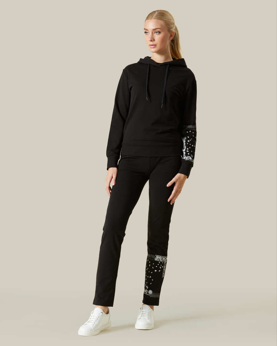 conjunto de chándal con detalles de cachemira
