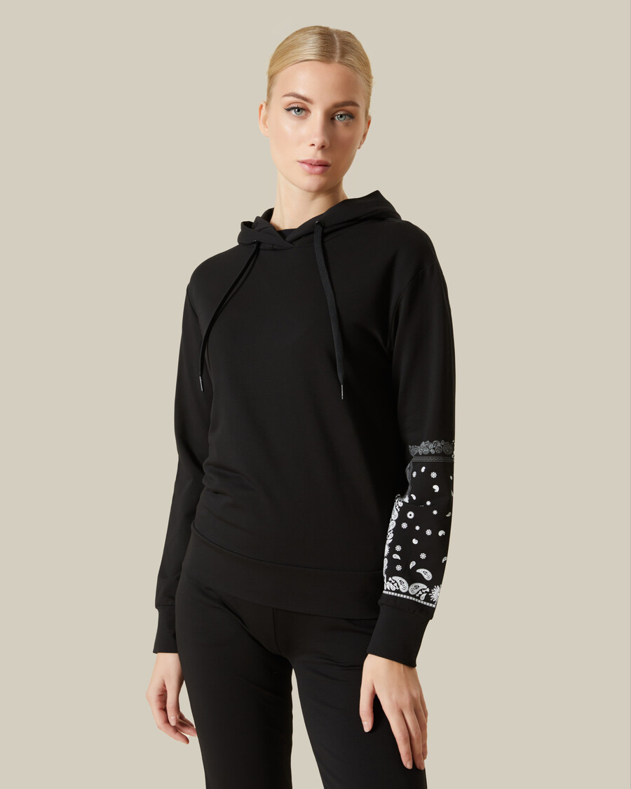 conjunto de chándal con detalles de cachemira