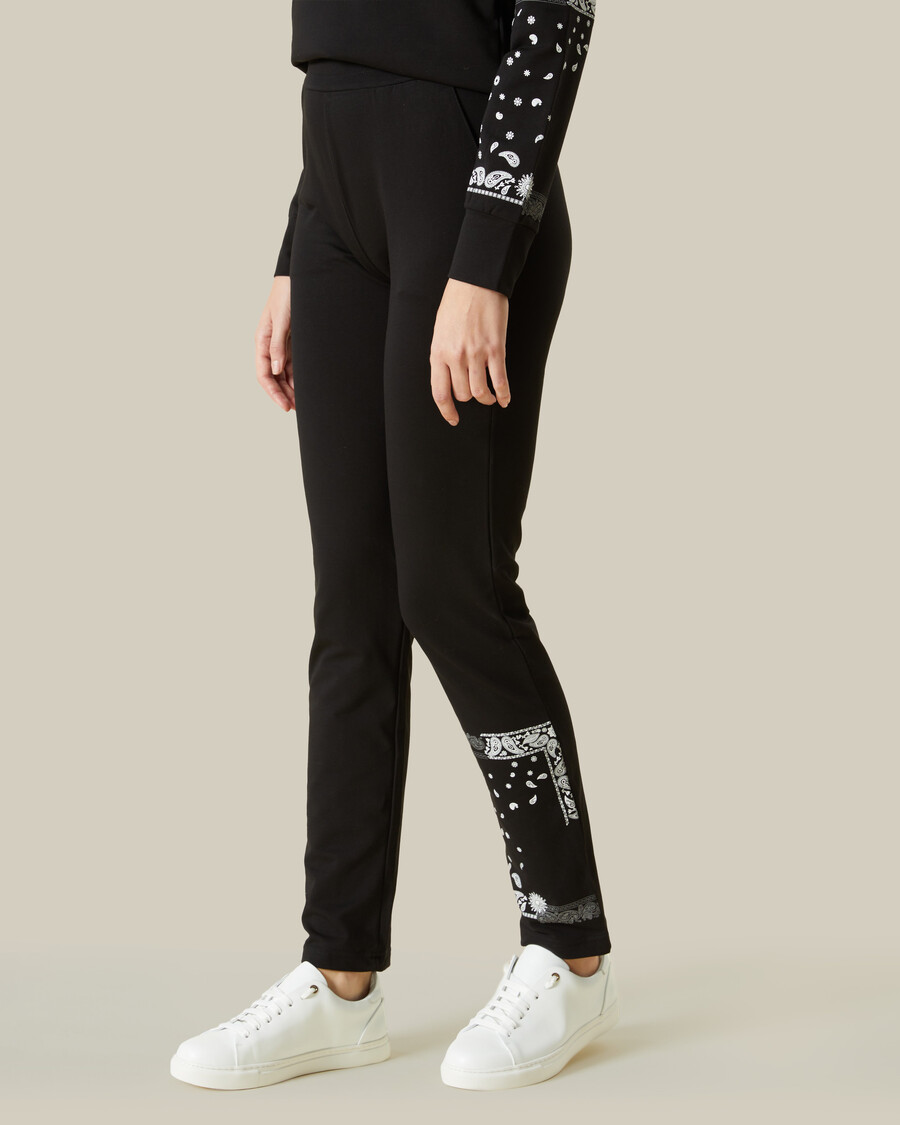conjunto de chándal con detalles de cachemira