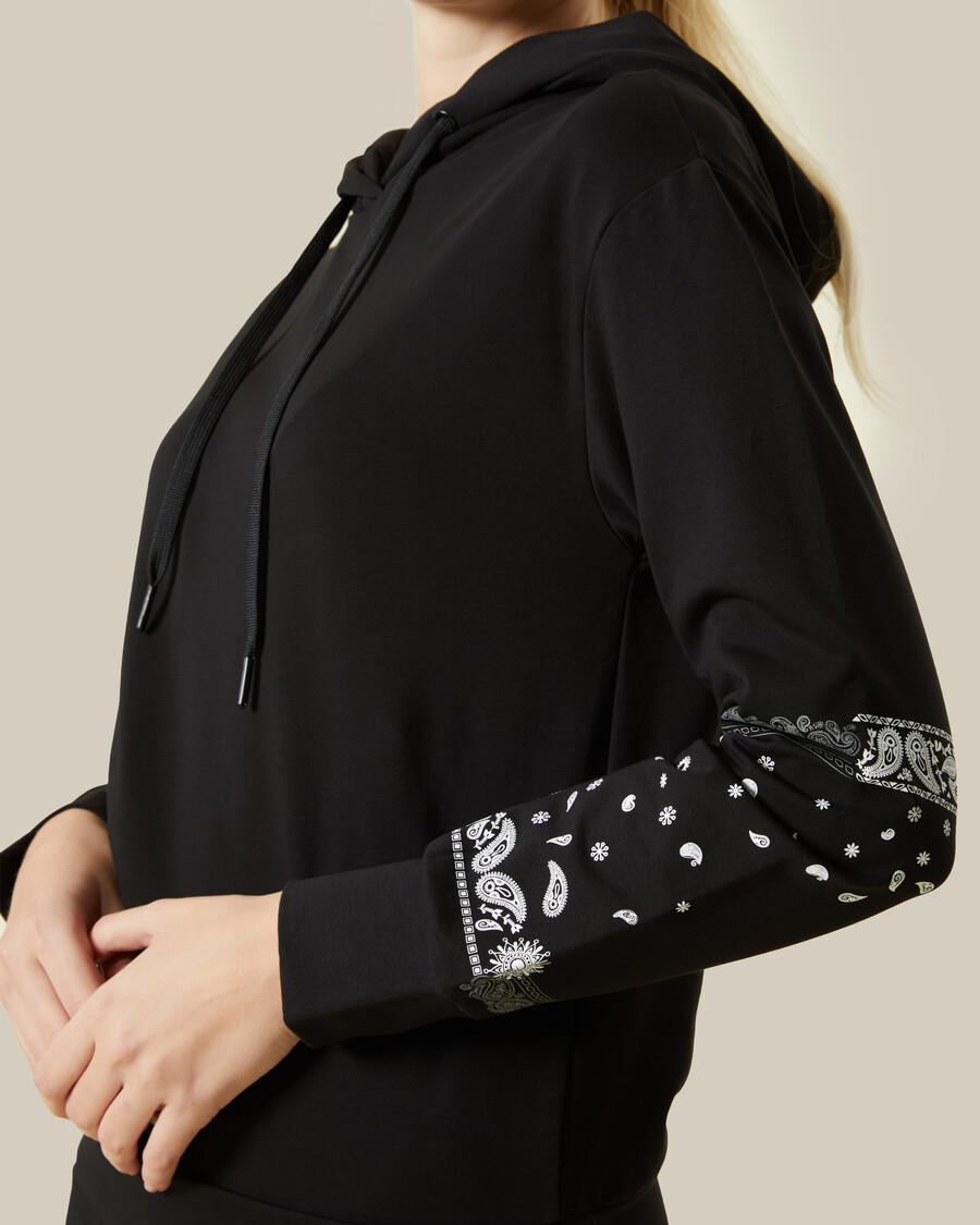 conjunto de chándal con detalles de cachemira