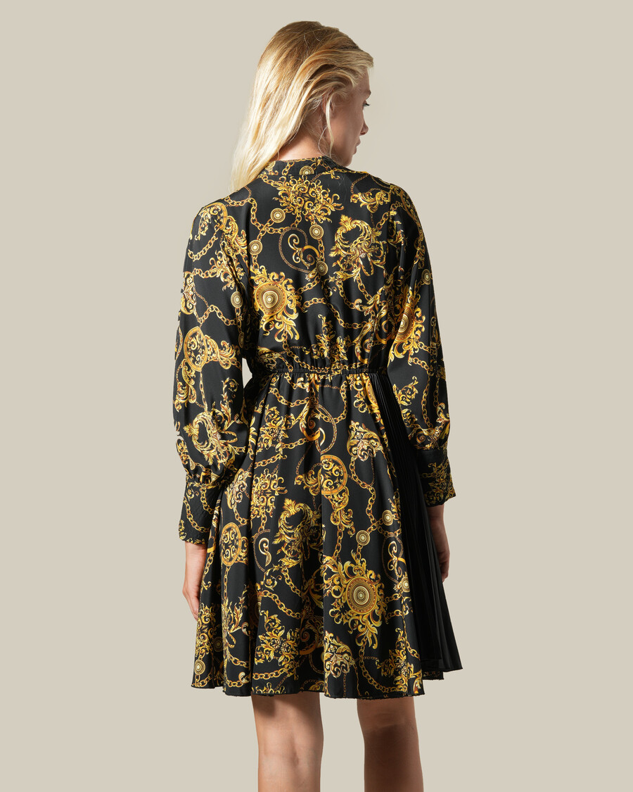 vestido barroco con paneles plisados y cadena