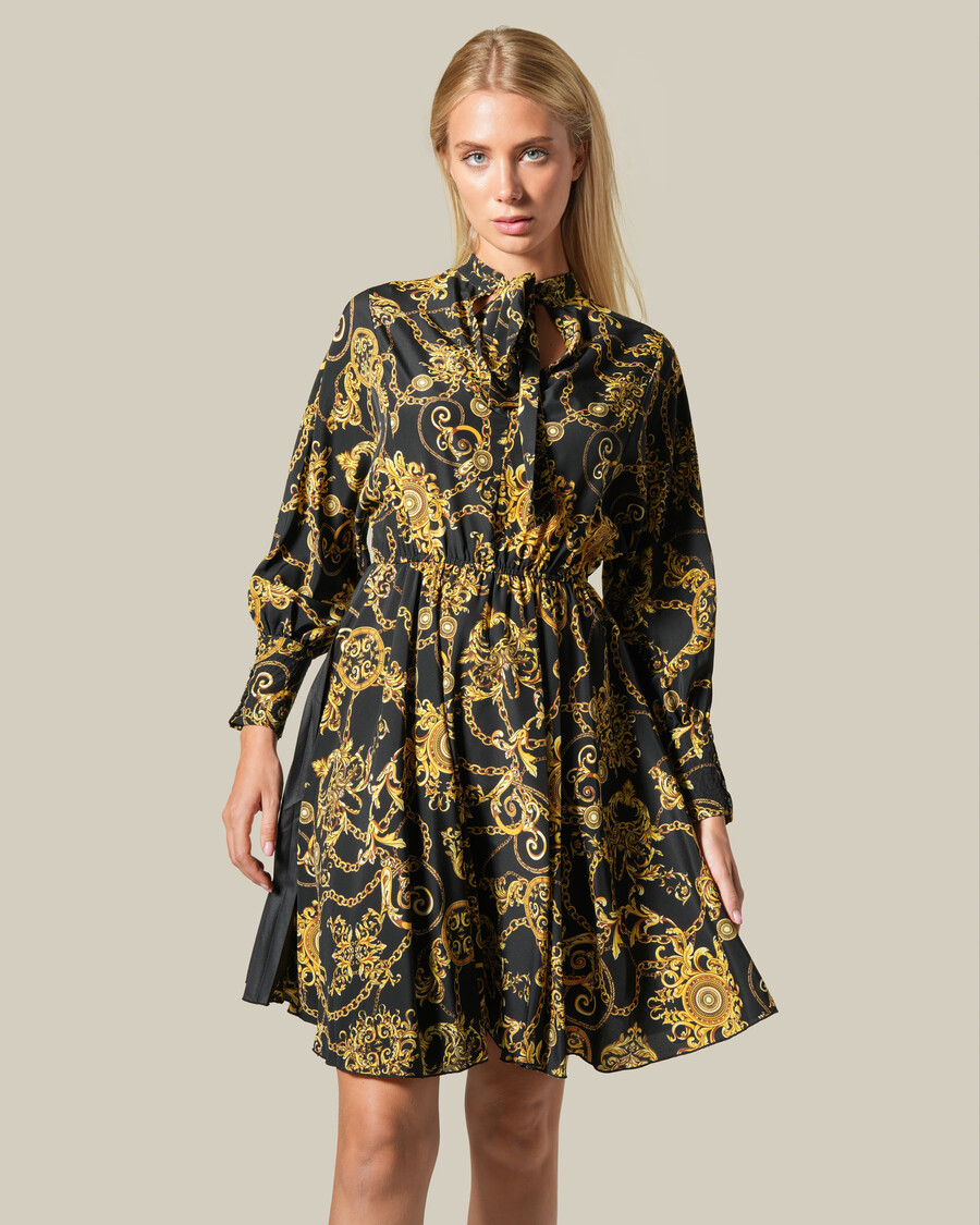 vestido barroco con paneles plisados y cadena